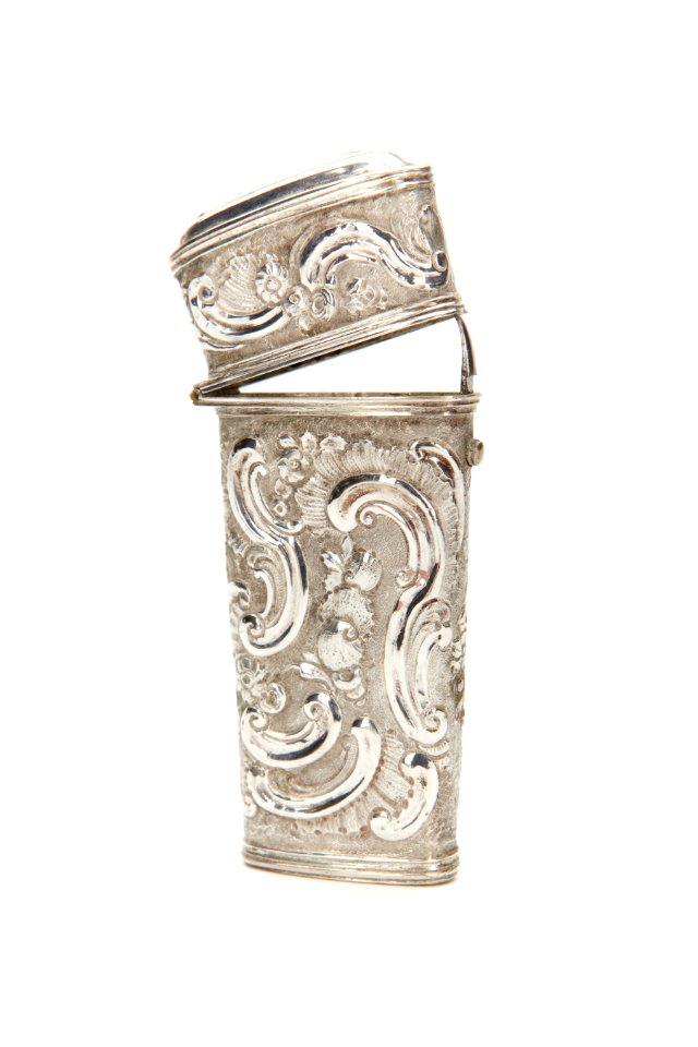 Etui av drivet silver med rokokoornament från 1750 - Skoklosters slott - 92314