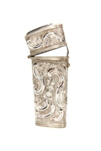 Etui av drivet silver med rokokoornament från 1750 - Skoklosters slott - 92314