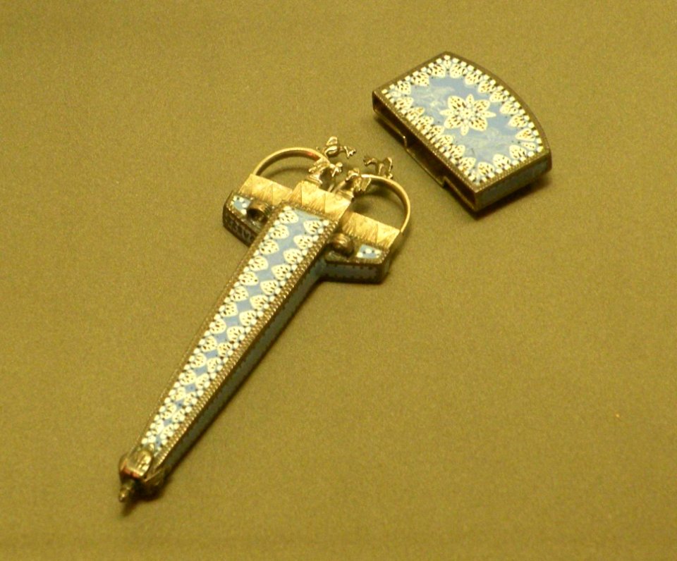 Etui à ciseaux louvre