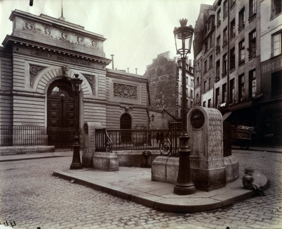 Eugène Atget - Fountain of the L'École Polytechnique - 1985.116 - Cleveland Museum of Art