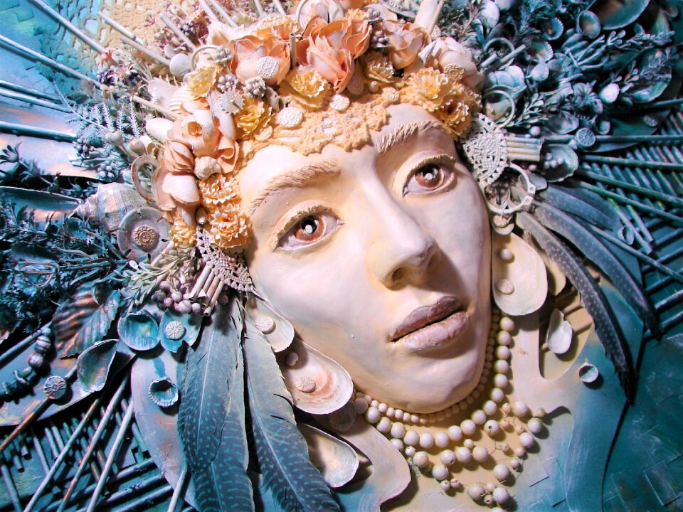 The statue of feathers woman