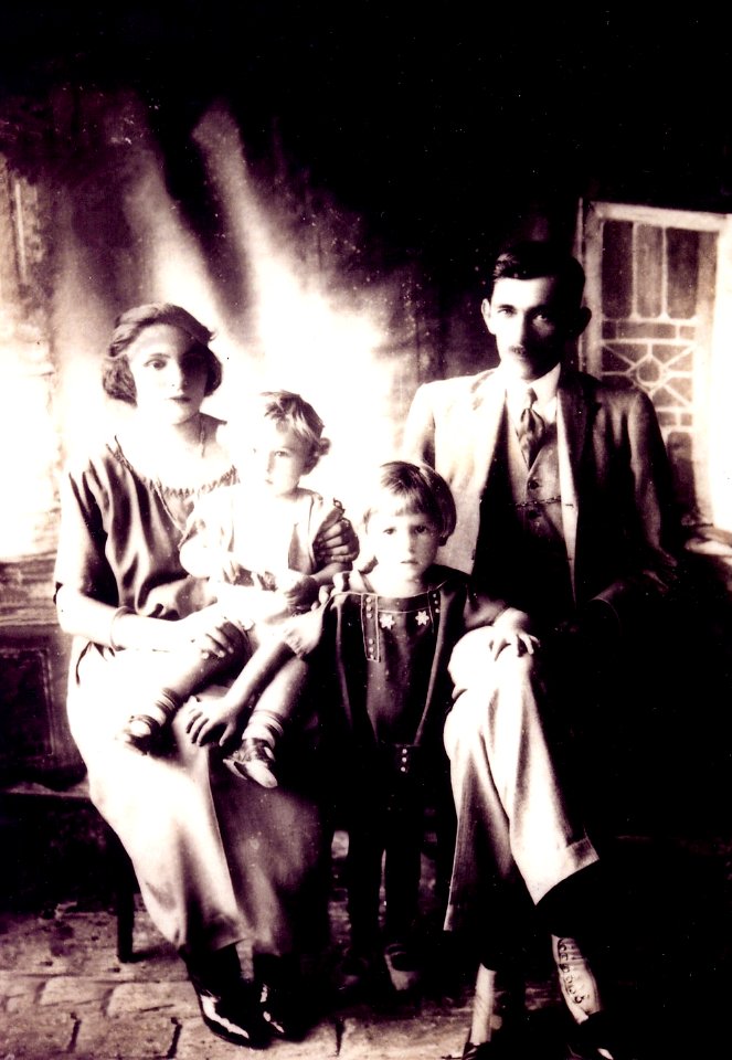 Eugenio ao centro com os pais e silvio
