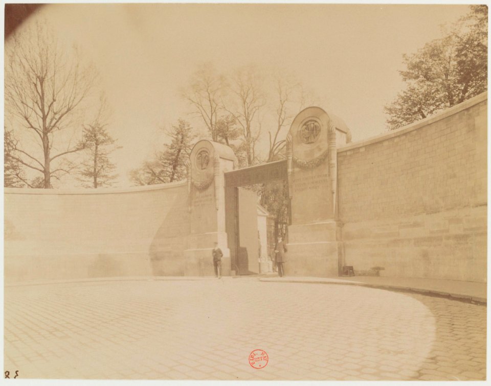 Eugène Atget - Entrée - Père-Lachaise 01