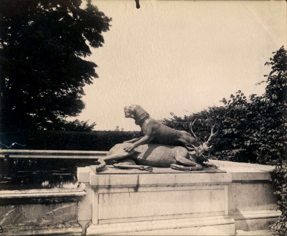 Eugène Atget - Fontaine du Point du Jour, Versailles - Google Art Project