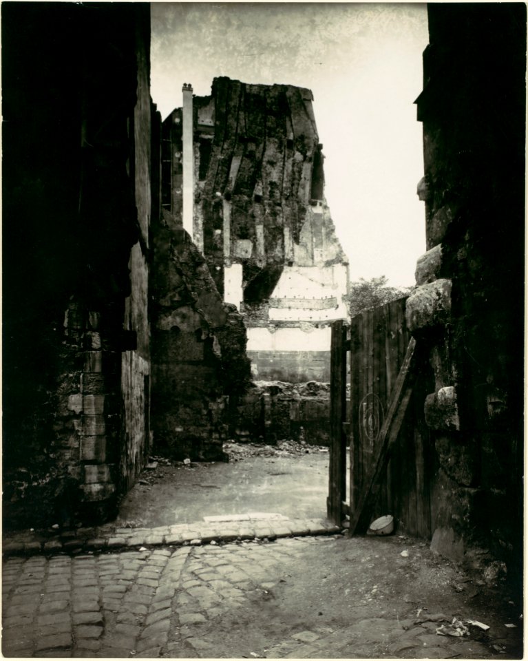 Eugène Atget, Coin rue du Cimitière, Saint-Benoît, 1923
