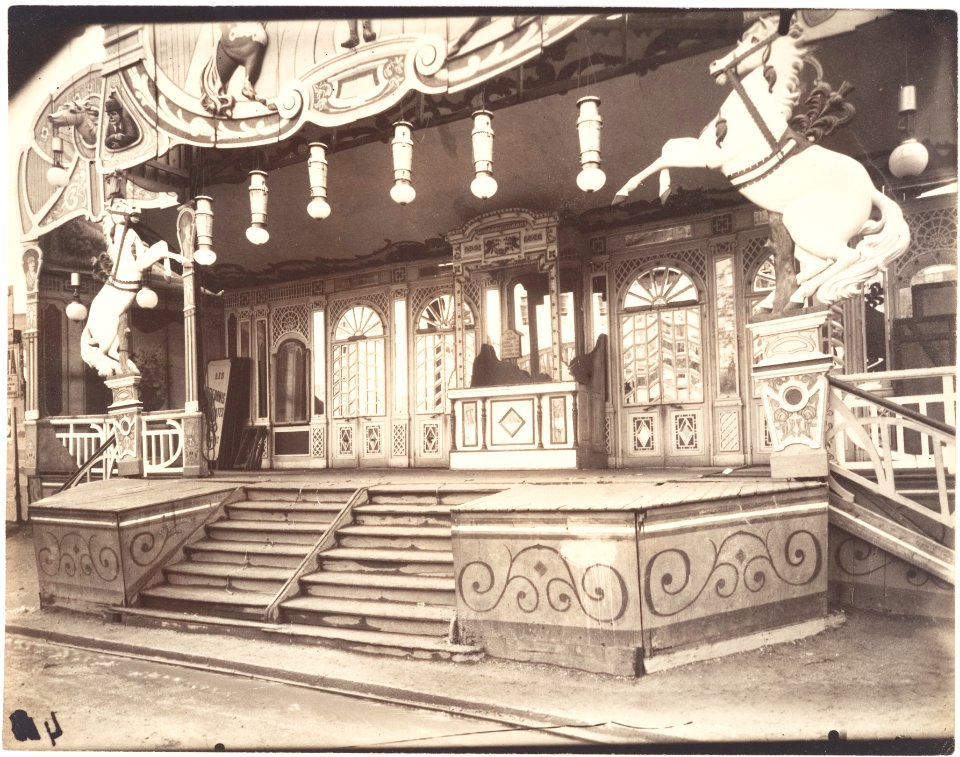 Eugène Atget, Fête, Avenue de Breteuil, 1913