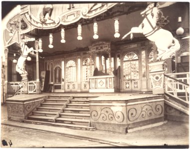 Eugène Atget, Fête, Avenue de Breteuil, 1913