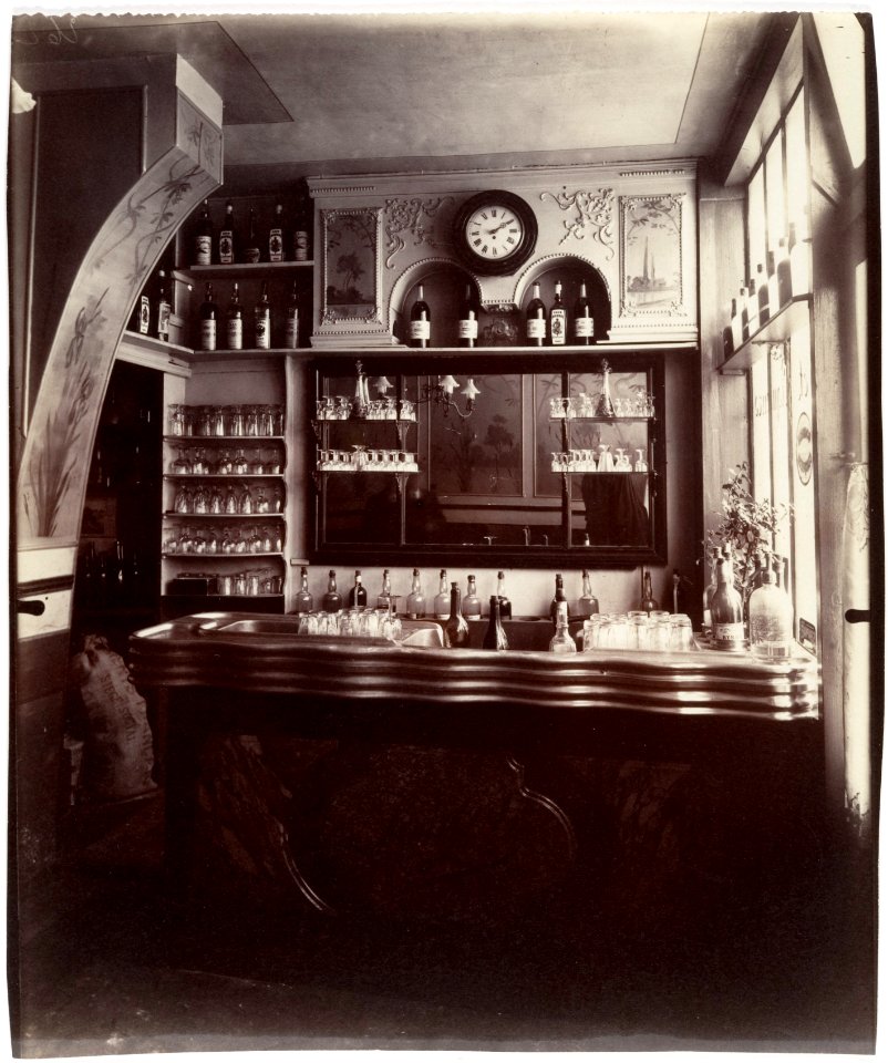 Eugène Atget, Marchand de Vin, Rue Boyer, Paris, 1910–11