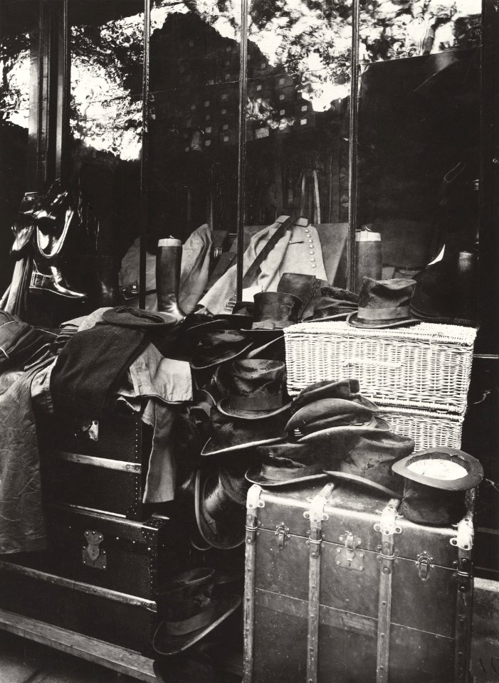 Eugène Atget, Boutique, Marché aux Halles, 1925