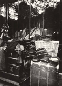 Eugène Atget, Boutique, Marché aux Halles, 1925