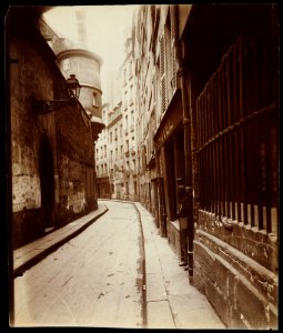 Eugène Atget, Rue de l'Hotel de Ville - Getty Museum