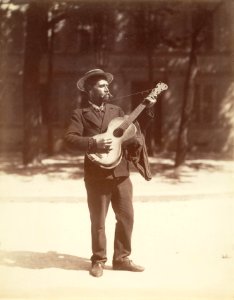 Eugène Atget, Joueur de Guitare, 1900