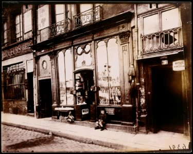 Eugène Atget, Shop front of Courone d'or, Quai Bourbon, 1922 photo