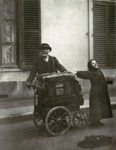 Eugène Atget, Street Musicians, 1898–99