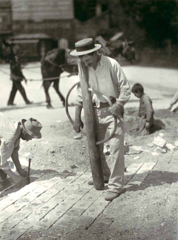 Eugène Atget, Street Paver, 1899–1900 - Metropolitan Museum of Art