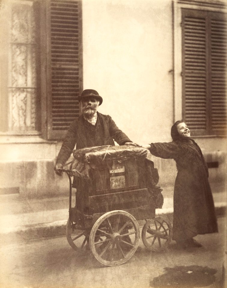 Eugène Atget, Organ-grinder, 1898–99