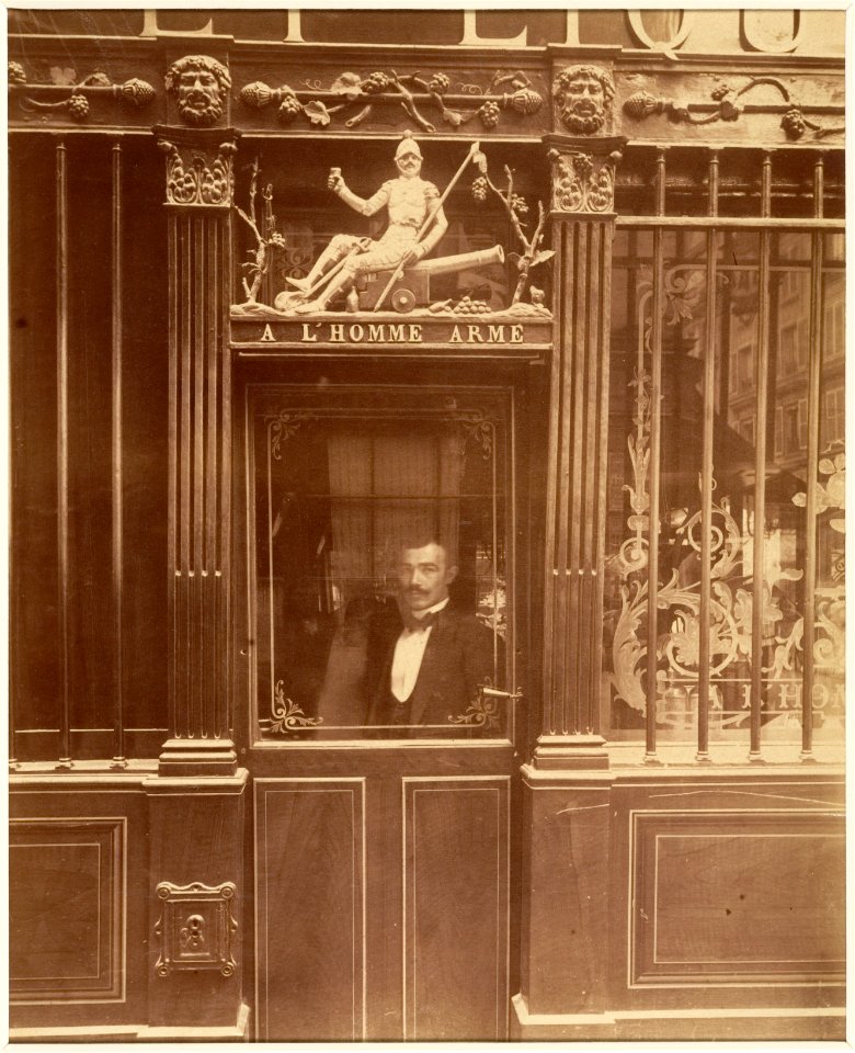 Eugène Atget, À L'Homme Armé, 25 rue des Blancs-Manteaux, Paris