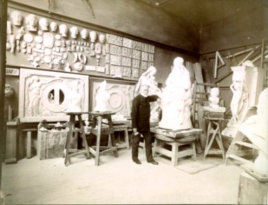 Eugène Guillaume dans son atelier