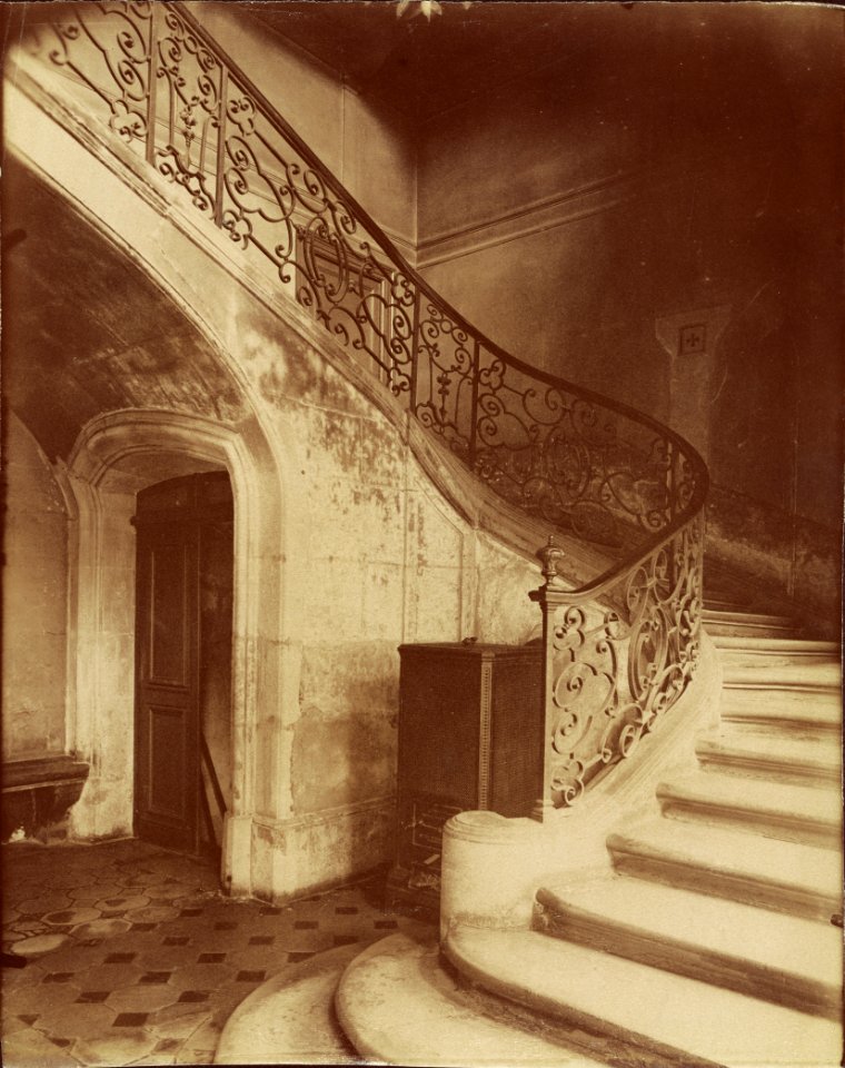Eugène Atget, Staircase, Hôtel de Brinvilliers, rue Charles V - Getty Museum
