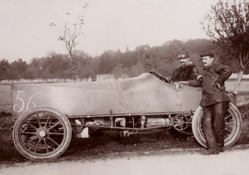 Eugène Rigolly sur Gobron-Brillié 100 hp (premier ex-aequo de la côte de Gaillon 1904)