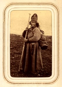 Eva Brita Mulka, f. Granström, 28 år, med barn i kont på ryggen. Tuorpons sameby. Lotten von Düben 1868 - Nordiska Museet - NMA.0033135 1