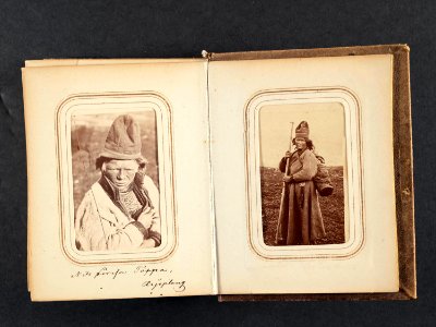Eva Brita Mulka, f. Granström, 28 år, med barn i kont på ryggen. Tuorpons sameby. Lotten von Düben 1868 - Nordiska Museet - NMA.0033135 2