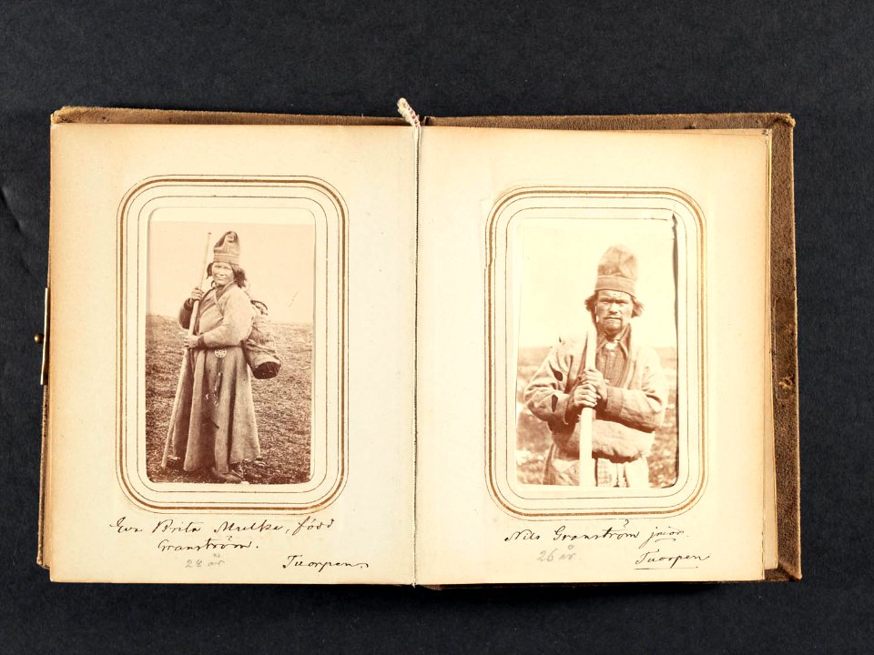Eva Brita Mulka, f. Granström, 28 år, med barn i kont på ryggen. Tuorpons sameby. Lotten von Düben 1868 - Nordiska Museet - NMA.0033122 2