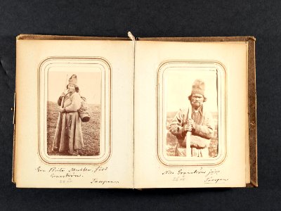 Eva Brita Mulka, f. Granström, 28 år, med barn i kont på ryggen. Tuorpons sameby. Lotten von Düben 1868 - Nordiska Museet - NMA.0033122 2