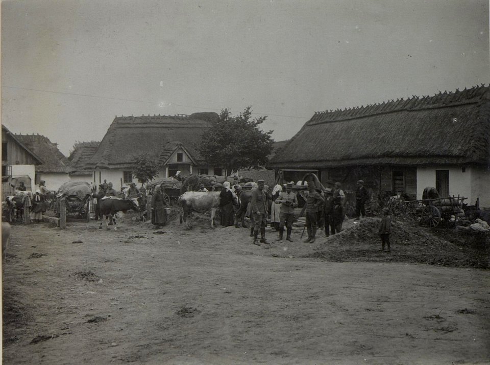 Evakuierte vor dem Abmarsche in PANAWICE am 12.VIII.1916. (BildID 15451032)