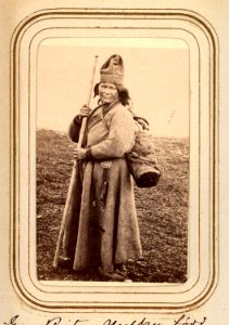 Eva Brita Mulka, f. Granström, 28 år, med barn i kont på ryggen. Tuorpons sameby. Lotten von Düben 1868 - Nordiska Museet - NMA.0033122 1