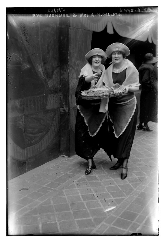 Eve Burnside and Mrs. A.R. Gallatin LCCN2014716050