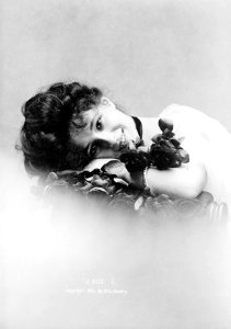 Evelyn Nesbit by Sarony Studio, prone, 1901
