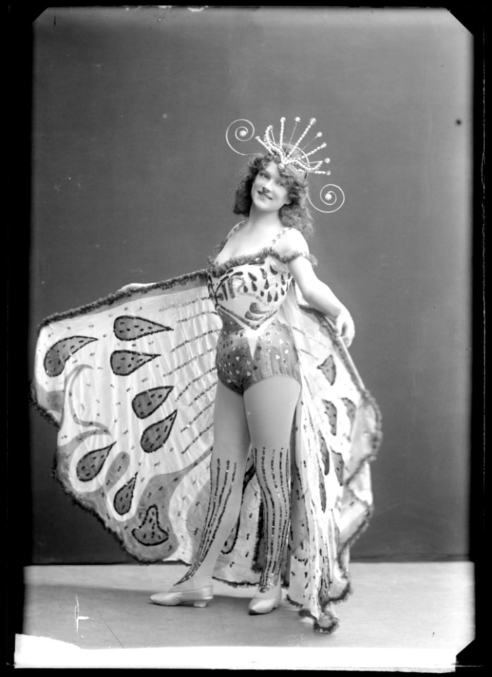 Evelyne Bergström in Hertiginnan av Danviken at Kristallsalongen 1906 - SMV - NB059