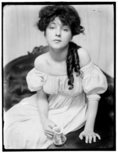 Evelyn Nesbit about 1900 at a time when she was brought to the studio by Stanford White LCCN2006684222 photo