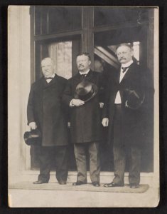 Ex-President Cleveland, President Roosevelt, and David R. Francis, holding hats LCCN2013649566