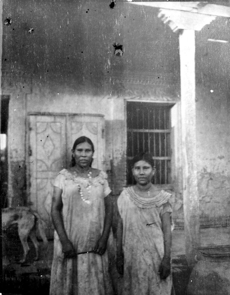 Exaltación, Rio Mamoré, Bolivia. Två civiliserade kvinnor - SMVK - 005912