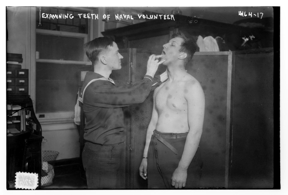 Examining teeth of naval volunteer LCCN2014704231