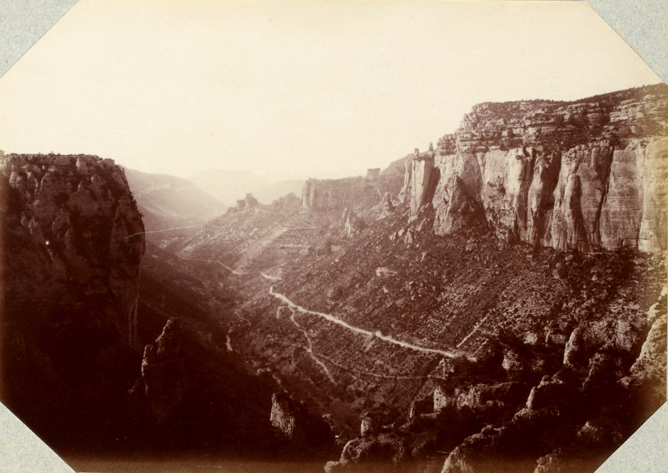 Excursion dans la région des Causses (1892).f49.Gorges de la Jonte, le Rozier-Capeluc, à droite les falaises au-dessus du Rozier