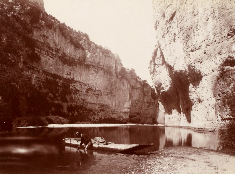 Excursion dans la région des Causses (1892).f19.cropped.Gorges du Tarn, Détroits (au fond La Croze)