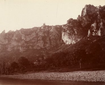 Excursion dans la région des Causses (1892).f24.cropped.Gorges du Tarn, La Croze, la cour de Louis XIV