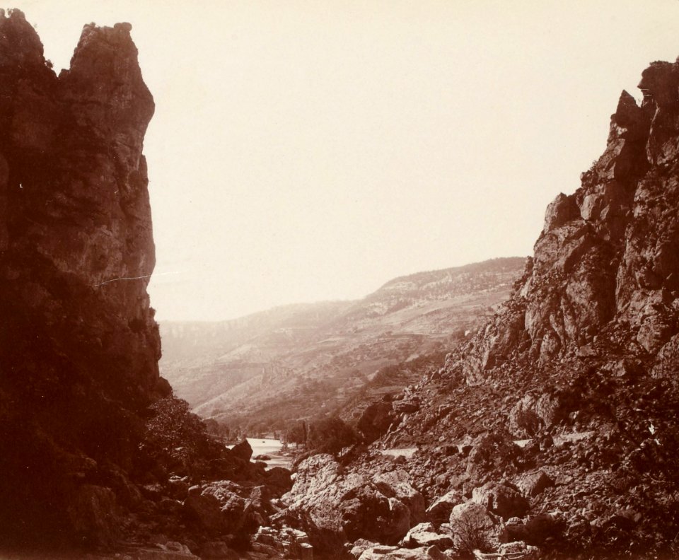 Excursion dans la région des Causses (1892).f35.cropped.Gorges du Tarn, Le Pas-des-Soucis (entrée en aval)