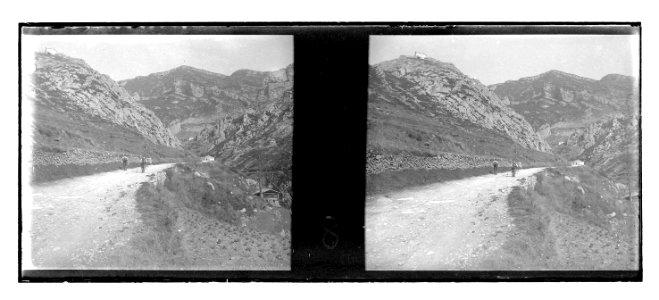 Excursionistes en un camí de muntanya