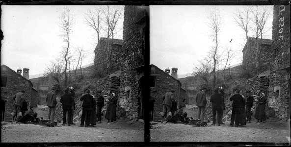 Excursionistes i gent del poble vora la font de Serrat