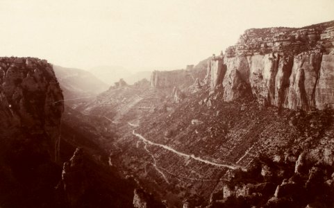 Excursion dans la région des Causses (1892).f49.cropped.Gorges de la Jonte, le Rozier-Capeluc, à droite les falaises au-dessus du Rozier