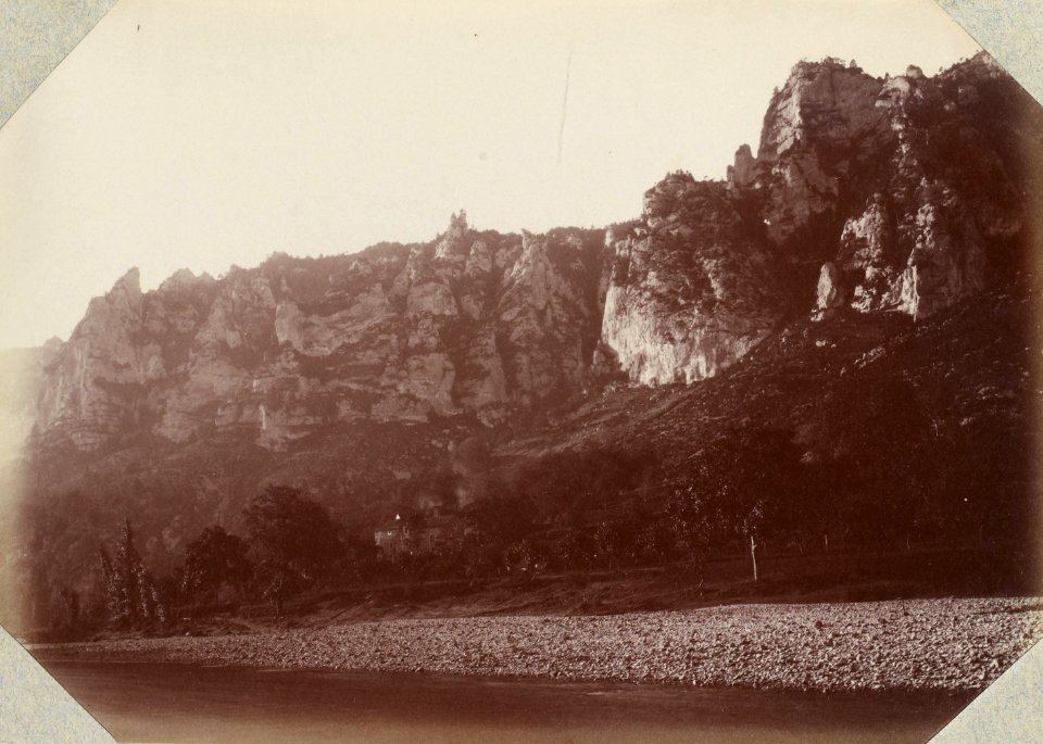 Excursion dans la région des Causses (1892).f24.Gorges du Tarn, La Croze, la cour de Louis XIV