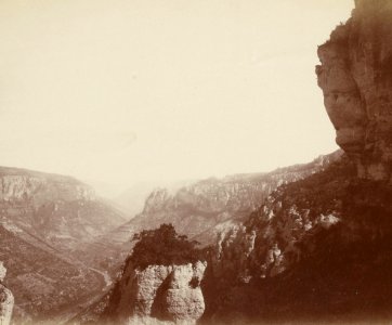 Excursion dans la région des Causses (1892).f58.cropped.Gorges du Tarn, excursion au-dessus des falaises du Rozier-Peyreleau