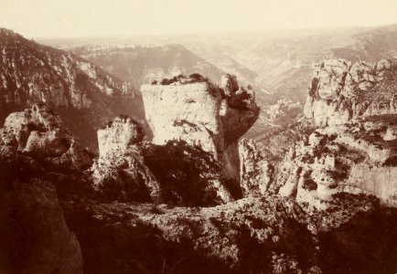 Excursion dans la région des Causses (1892).f62.cropped.Gorges de la Jonte, au fond le Rozier-Peyreleau