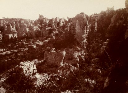 Excursion dans la région des Causses (1892).f69.cropped.Montpellier-le-Vieux, vue d'ensemble du Cirque du Lac