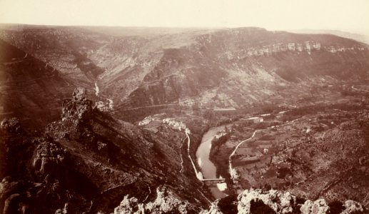Excursion dans la région des Causses (1892).f64.cropped.Gorges du Tarn, au fond le Rozier-Peyreleau