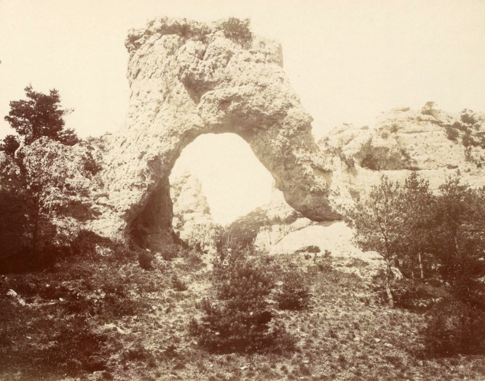 Excursion dans la région des Causses (1892).f73.cropped.Montpellier-le-Vieux, porte de Mycènes